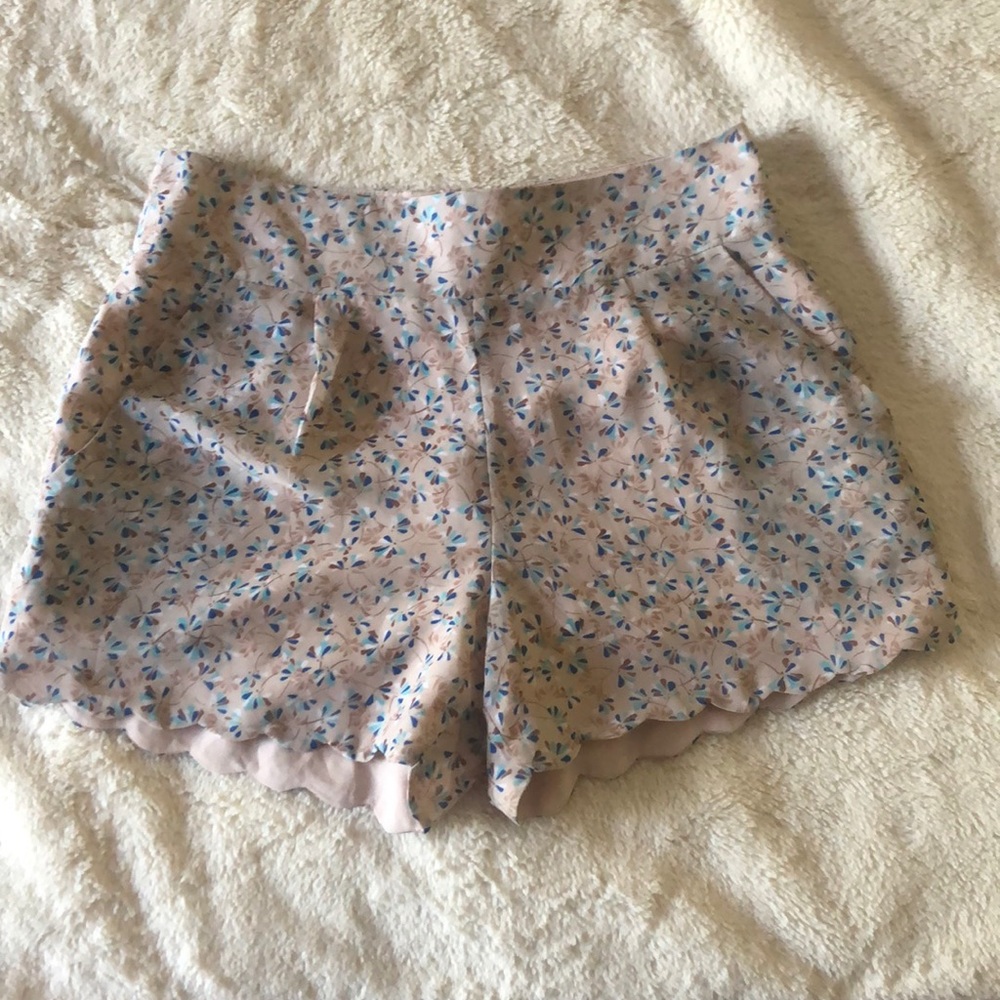 Floral shorts with zipper on back side